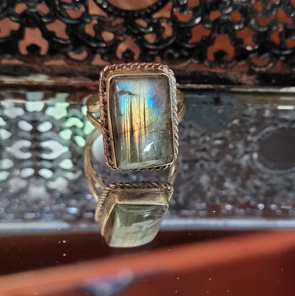 Flashy Labradorite ring